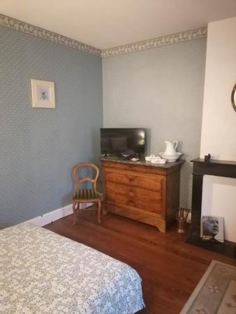 Chambre de Gaulle avec meuble et TV