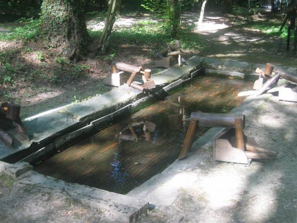 lavoir exterieur avec personnages en bois