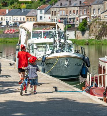 port de plaisance et aire de camping car proche de la voie verte